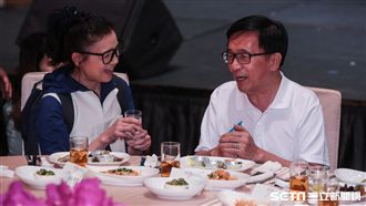 璩美鳳向陳水扁敬酒　下一秒被請出場