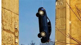 多倫多汽車「上吊」_abc
https://abcnews.go.com/International/toronto-police-investigating-prank-left-car-dangling-bridge/story?id=54900435