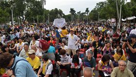 台大新五四　校門前滿是人潮台大自主聯盟4日在台大校內傅鐘前發起「新五四運動」，抗議教育部駁回台大校長遴選案，傍晚活動移師校門口，以晚會形式繼續進行，現場滿是人潮。中央社記者孫仲達攝　107年5月4日