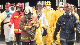 敬鵬大火  桃檢會同消防火調科勘驗現場桃園地檢署檢察官與消防局火災調查科等多個單位人員約20、30人，4日上午抵達敬鵬火場現場，先進行起火現場環境瞭解後，再換上防護衣進入火場，以釐清真相。中央社記者邱俊欽桃園攝　107年5月4日