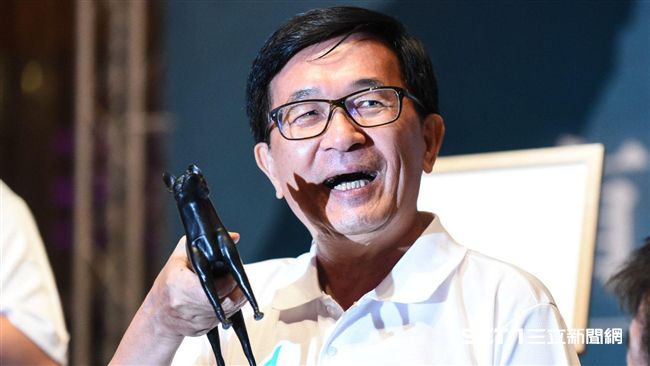 阿扁義賣勇哥　不上台改站「小高台」