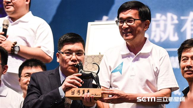 阿扁又出奇招　自備肥皂箱喊義賣