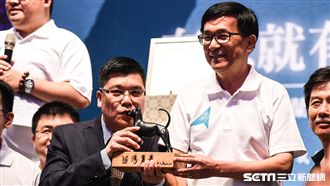 阿扁又出奇招　自備肥皂箱喊義賣