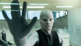 《末世異種》山姆沃辛頓成功進化「泰坦星人」全身白帥帥。（圖／昇華娛樂提供）