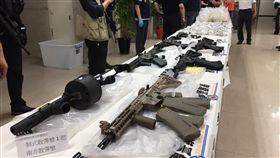 台北,刑事局,軍火之王,走私,注塑機具,貨櫃,衝鋒槍,霰彈槍,長槍,短槍。呂品逸攝