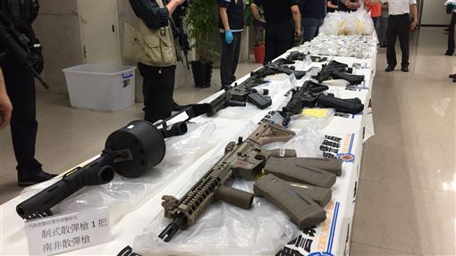 台北,刑事局,軍火之王,走私,注塑機具,貨櫃,衝鋒槍,霰彈槍,長槍,短槍。呂品逸攝