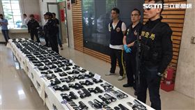 台北,刑事局,軍火之王,走私,注塑機具,貨櫃,衝鋒槍,霰彈槍,長槍,短槍。呂品逸攝