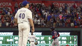 ▲44歲老將Bartolo Colon看著波士頓紅襪Mookie Betts（右）開轟繞壘。（圖／美聯社／達志影像）