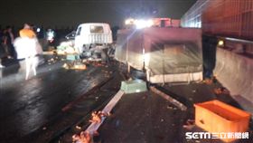 賓士女追撞小貨車　害煮熟的鵝全飛了。（圖／翻攝畫面）