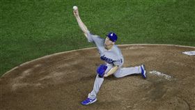 ▲美國職棒大聯盟（MLB）洛杉磯道奇23歲菜鳥投手Walker Buehler與隊友合力演出無安打比賽。（圖／美聯社／達志影像）