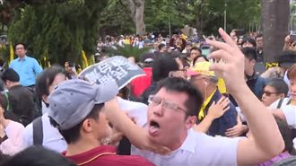 自掐脖後再自摔？反管學生出面說明了