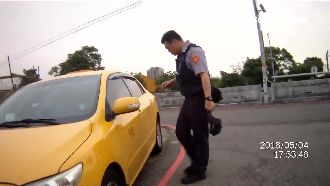 以為被通緝？小黃司機見警狂飆吃罰單