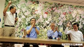 國民黨主席吳敦義、新北市長朱立倫以及議長蔣根煌陪同國民黨新北市長參選人侯友宜拜會周錫瑋 侯友宜團隊提供