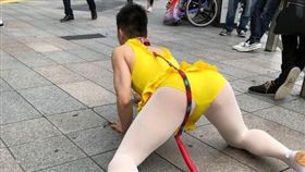 東京街頭見「抖M狗奴」！高衩緊身衣大叔戴項圈在地上爬（圖／翻攝自Twitter）