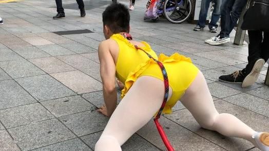 東京驚見大叔穿緊身衣　被少女當狗遛
