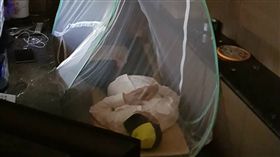 雙腳開開睡到歪！警衛睡到叫不醒　住戶：還以為發生命案