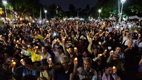 台大新五四　晚間點燭光表訴求（1）不滿教育部駁回台大校長遴選案，台大自主聯盟4日發起「新五四運動」，活動從白天持續至晚間，大批聲援民眾在台大校門前點亮電子燭光表達訴求。中央社記者孫仲達攝　107年5月4日