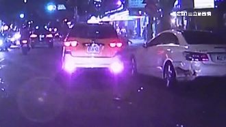 小黃未減速連撞3車　女騎士慘困車底