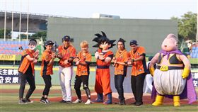七月半和彭政閔、七龍珠一同開球。（圖／中信兄弟提供）