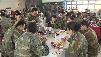 國軍伙食太神奇　米酒加綠茶當高粱喝