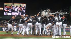 高國輝敲出再見全壘打接受隊友歡呼慶祝。（圖／記者王怡翔攝）