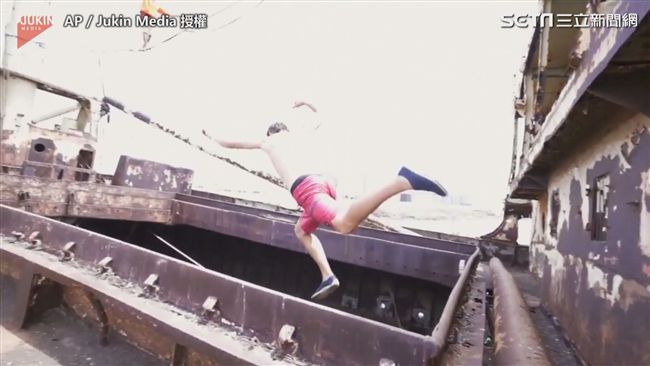 極限走繩玩家橫跨海面　船上秀特技