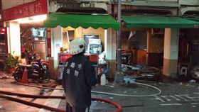 高雄新興區尚義街一家便當店，晚間驚傳氣爆。（圖／翻攝畫面）