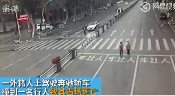老翁遭賓士撞飛　旋轉720度慘死