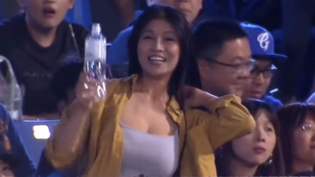 女球迷抖動鏡頭！連轉播員也受不了
