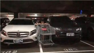 屁孩硬要鑽兩車縫隙　刮到賓士GG啦