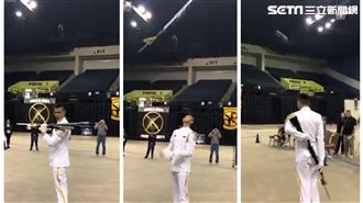 矇眼操搶！海軍上兵英姿「神乎其技」