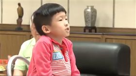 蔡英文總統日前接見肢障生、游泳好手孫翊倫。（圖／翻攝蔡英文臉書）