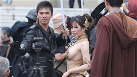 PD
54星戰日  星戰迷攻佔總統府（2）
STAR WARS 星際大戰系列電影風靡全球，台灣的星戰迷
4日在「國際星戰日」到總統府參觀，每個角色都精心
打扮。
中央社記者徐肇昌攝  107年5月4日