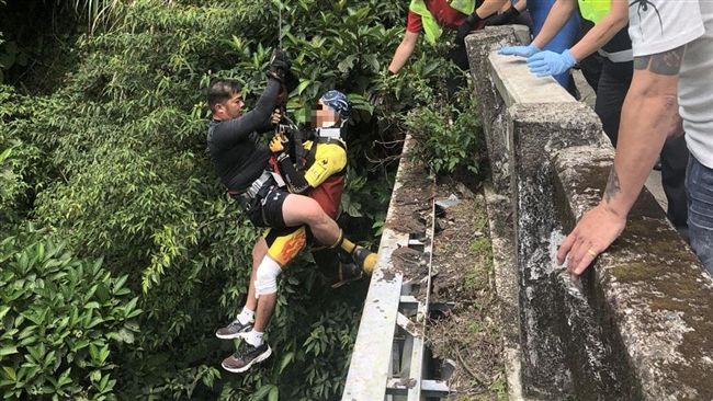 騎士騎車不慎墜落山坡　消防馳援搶救
