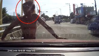 醉男肉身攔車　狂拍引擎蓋嚇壞母女