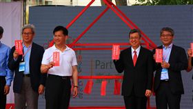 中市共好社宅入厝　副總統出席台中市豐原共好社宅「好厝邊入住派對」6日上午舉辦，副總統陳建仁（右2）在台中市長林佳龍（左2）陪同下，參加社區的幸福繞樑儀式，將祈福卡別上象徵住宅的模型，簽署「共好社宅新生活宣言」。中央社記者蘇木春攝　107年5月6日