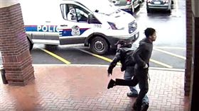 美國俄亥俄州一名持槍嫌犯與警方上演追逐戰，一名拄著拐杖的爺爺比爾（Bill）看到後，伸出右腿絆倒嫌犯「神助攻」，讓警方成功逮到嫌犯。事後警方非常感謝比爾的協助，也謝謝他伸出右腿。（圖／翻攝自YouTube《Columbus Division of Police》）