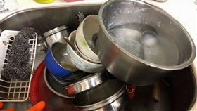 小孩顧玩手機+髒碗盤成堆　她加班回家後怨：男主人該報廢
圖/翻攝自爆怨公社臉書