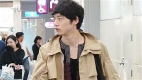 ▲穿著輕便的坂口，腳踩夾腳拖現身機場。（圖／翻攝自臉書）