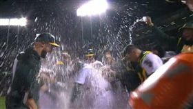 ▲Khris Davis擊出再見全壘打，隊友潑水慶祝。（圖／翻攝自比賽畫面）