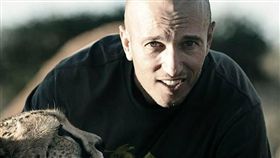 南非攝影師卡瓦略拍電視劇時，遭長頸鹿撞飛送醫不治。（圖／翻攝CallaCrew臉書）