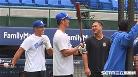 陳俊秀賽前和林哲瑄聊天。（圖／記者王怡翔攝）