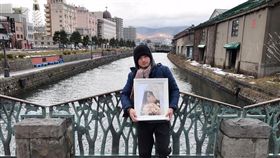 「抗癌正妹」施柏薇（薇薇）老公帶著她的照片出遊
臉書