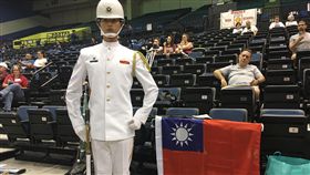 海軍儀隊員躋身國際大賽8強  高喊愛台灣海軍儀隊隊員蘇祈麟美東時間5日在世界儀隊錦標賽中，入圍八強。蘇祈麟說，完成比賽感覺很棒，「都快哭了」，他還以英文大喊「我愛台灣」。（林遵瀛醫師提供）中央社記者江今葉華盛頓傳真 107年5月6日