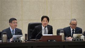 行政院長賴清德（中）。（圖／翻攝賴清德臉書）