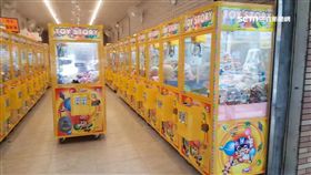 搖晃機台取物! 男盜2包小熊餅78元遭起訴-娃娃機店-夾娃娃機-