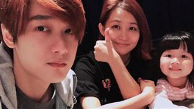 ▲▼「那對夫妻」在家中紗窗發現不明生物入侵。（圖／翻攝自臉書）