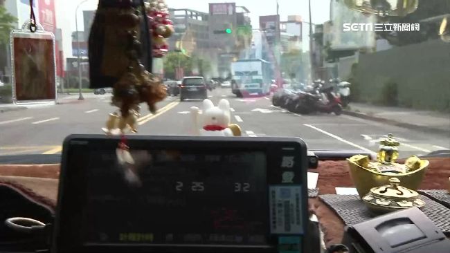 開車族小心！儀表板雜物易成視線殺手