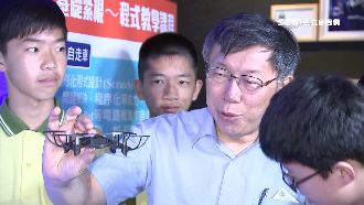 柯文哲肌腱發炎　忍痛一跛一跛跑攤