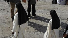 修女
https://www.flickr.com/photos/chelmsfordblue/8139541843/sizes/l